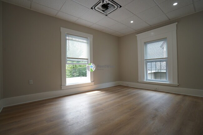 Building Photo - 142 Dorchester St Rental