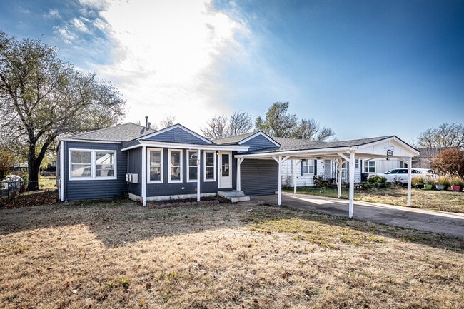 Building Photo - 1904 NW Lake Ave