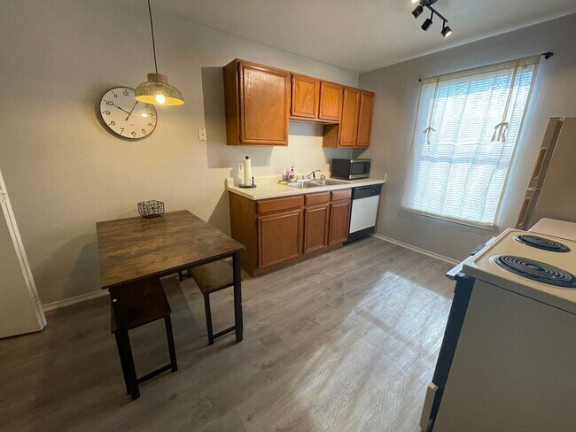 Photo - 1605 Benttree Dr Unidad D