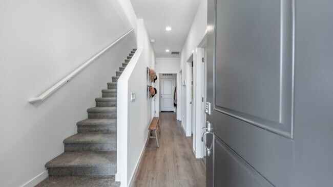 Photo - 832 Villa St