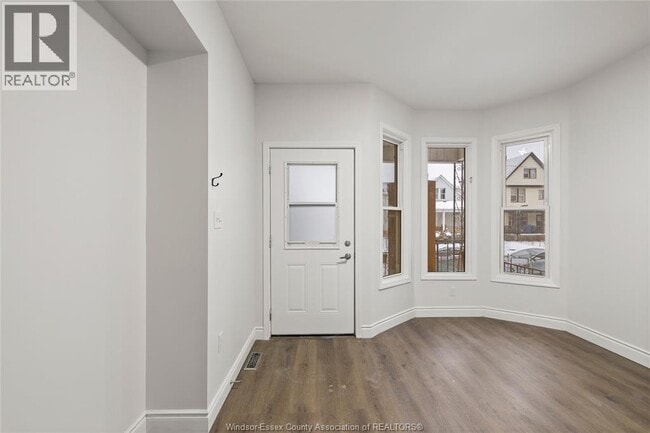 Photo - 722 Dougall Ave