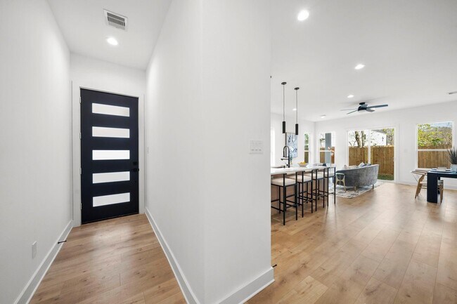 Photo - 309 E 43rd St