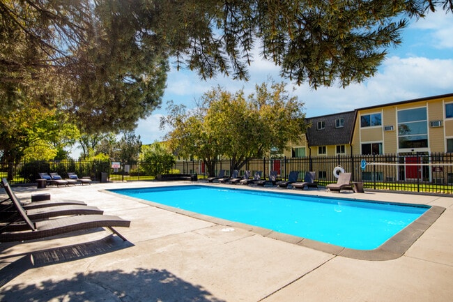 Seasonal Pools - Kipling Village Apartments