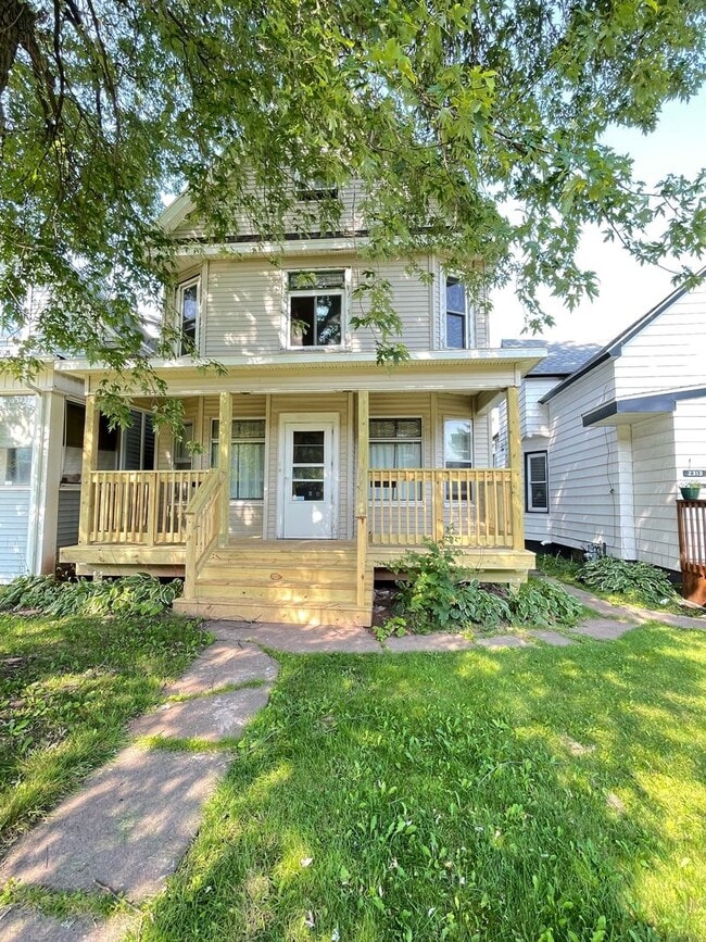 Building Photo - 2315 Oakes Ave Unit Upper