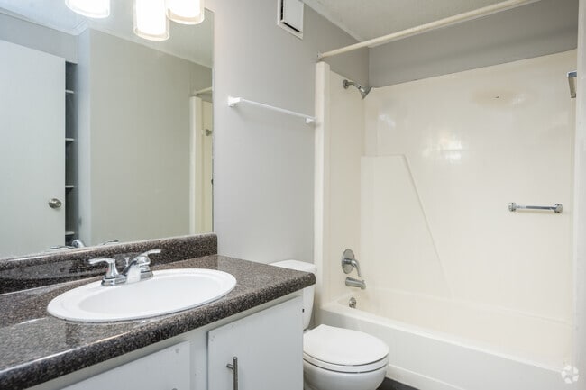 2 habitaciones, 2 baños, 864 pies cuadrados, baño