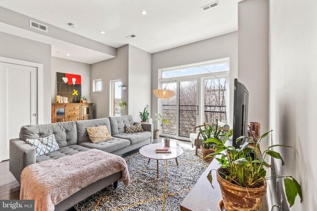 Otra forma de decorar la sala de estar. Un amplio armario y un nicho para almacenaje adicional o como un rincón acogedor. - 3821 14th St NW Unidad PH 8