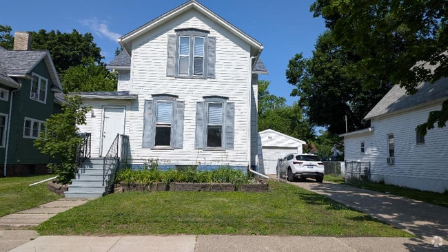 Building Photo - 1921 Stark St Rental