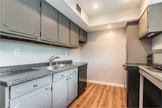 Photo - 2 bed 1.5 Bath Apartment, with Community Pool