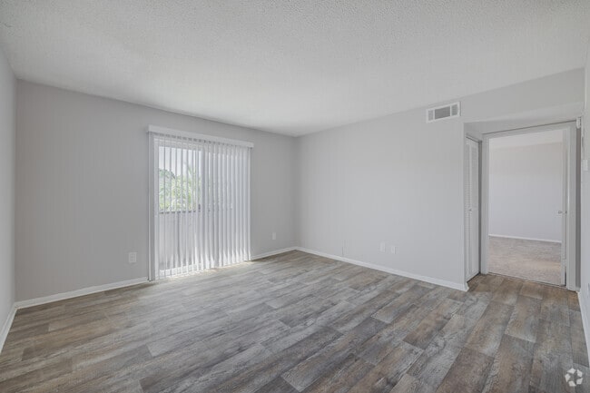 1BR, 1BA - 880SF - Living Room