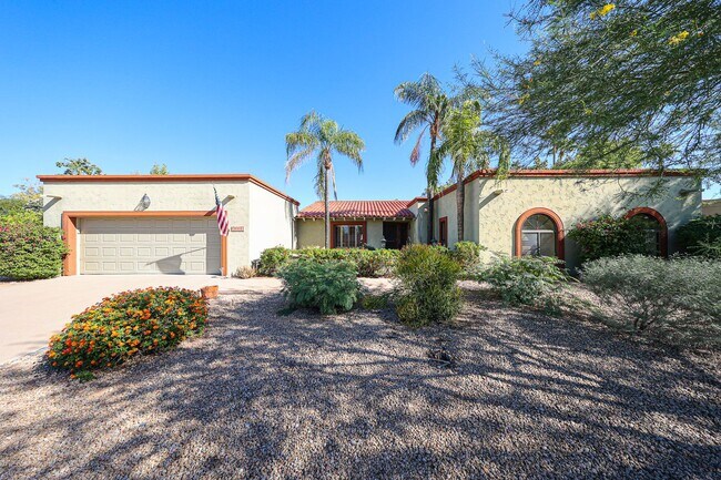 Building Photo - Scottsdale Country Club Living!
