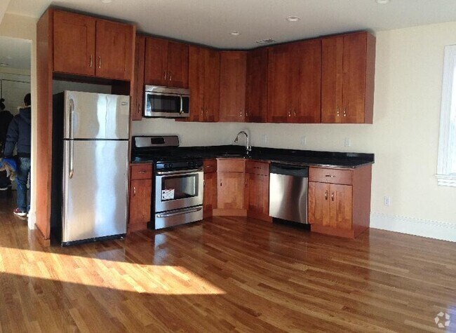 Building Photo - 84 Linden St Unit 2 Rental