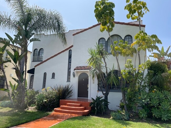 Building Photo - 1213 S Ridgeley Dr Unit 1213 S Ridgeley Dr