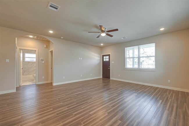 Photo - 910 King St