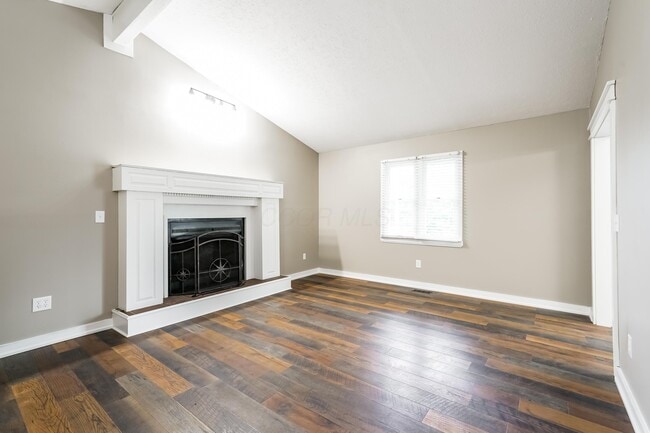 Photo - 305 Station St E