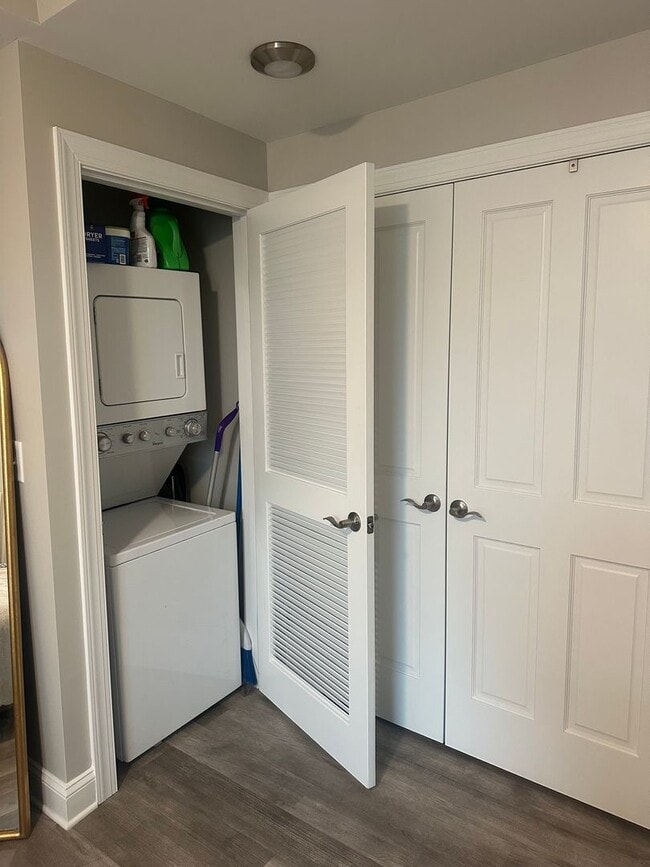 Photo - Newly Renovated 1-Bedroom Apartment on Elm Street – Walk to Carilion & Downtown! Unidad L1