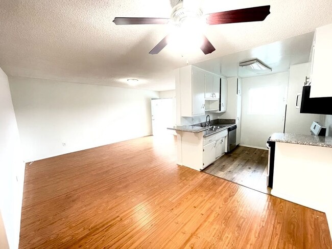 5715 Vineland Ave