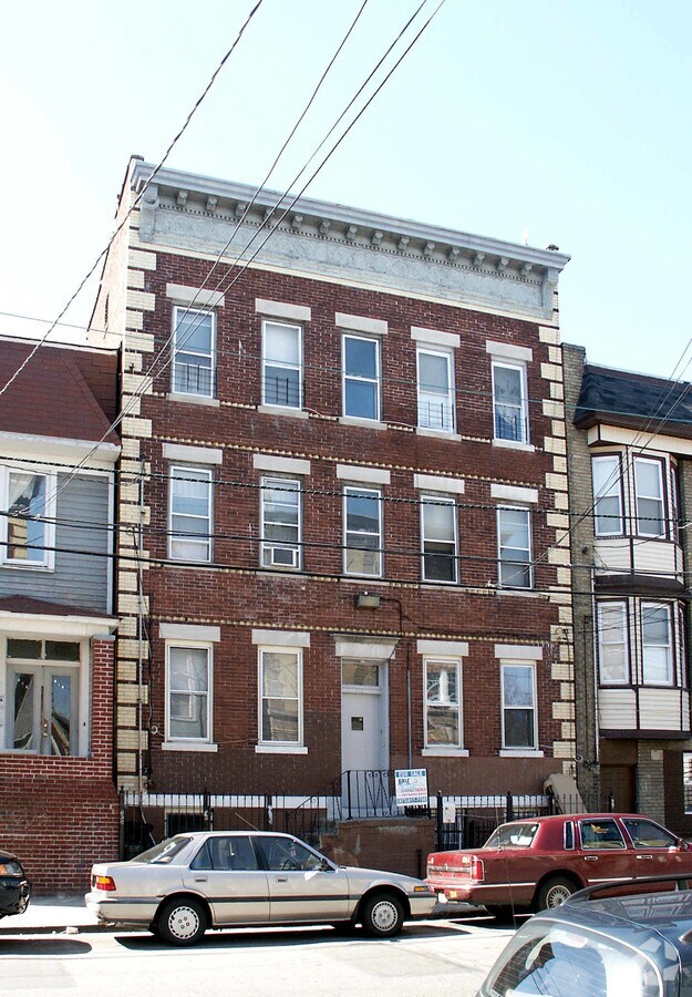 Photo - 612 N 5th St Apartments