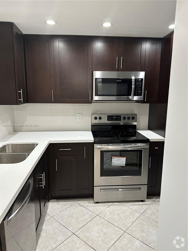 Building Photo - 658 NE 195th St Rental