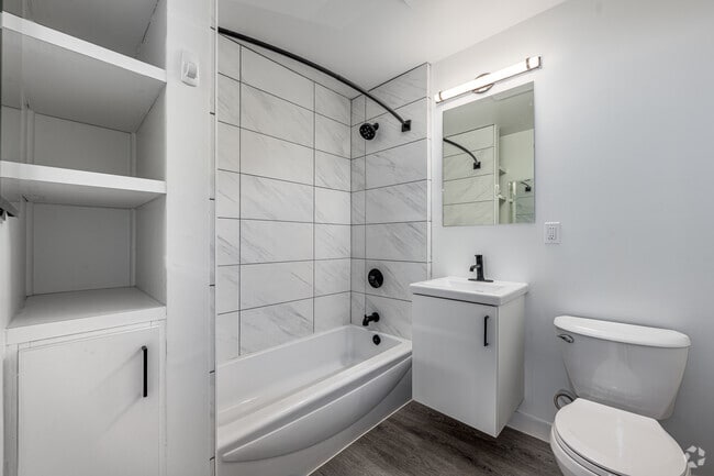 1BR, 1BA - 530SF - Bathroom