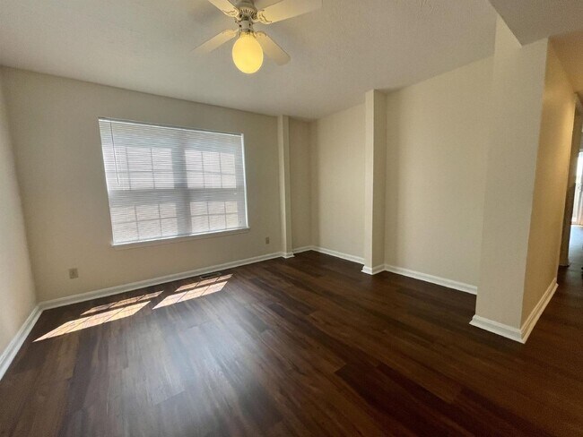 Photo - 230 E 20th St