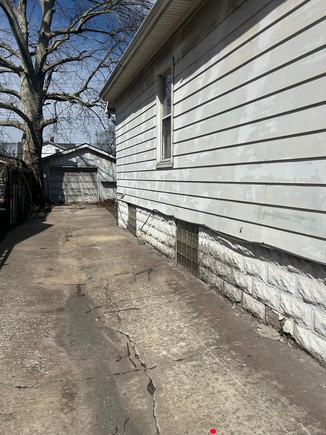 Photo - 2345 Iowa St