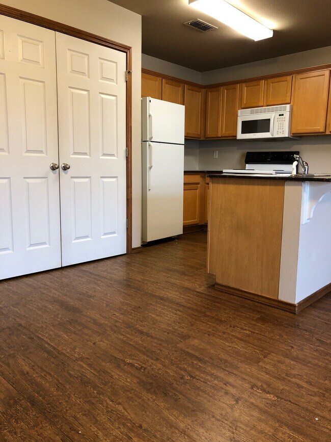 Photo - 102 S East St