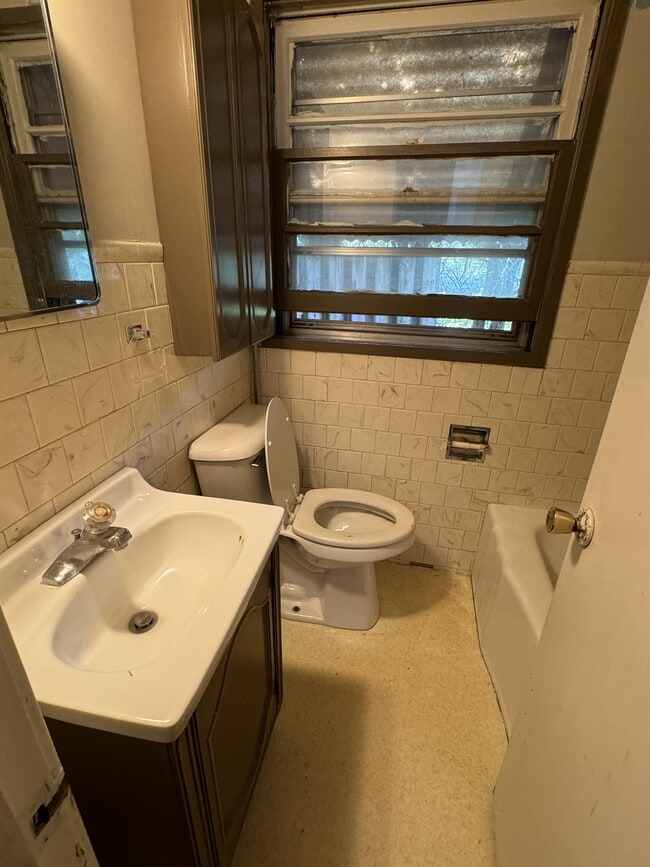 Photo - 611 W 15th St