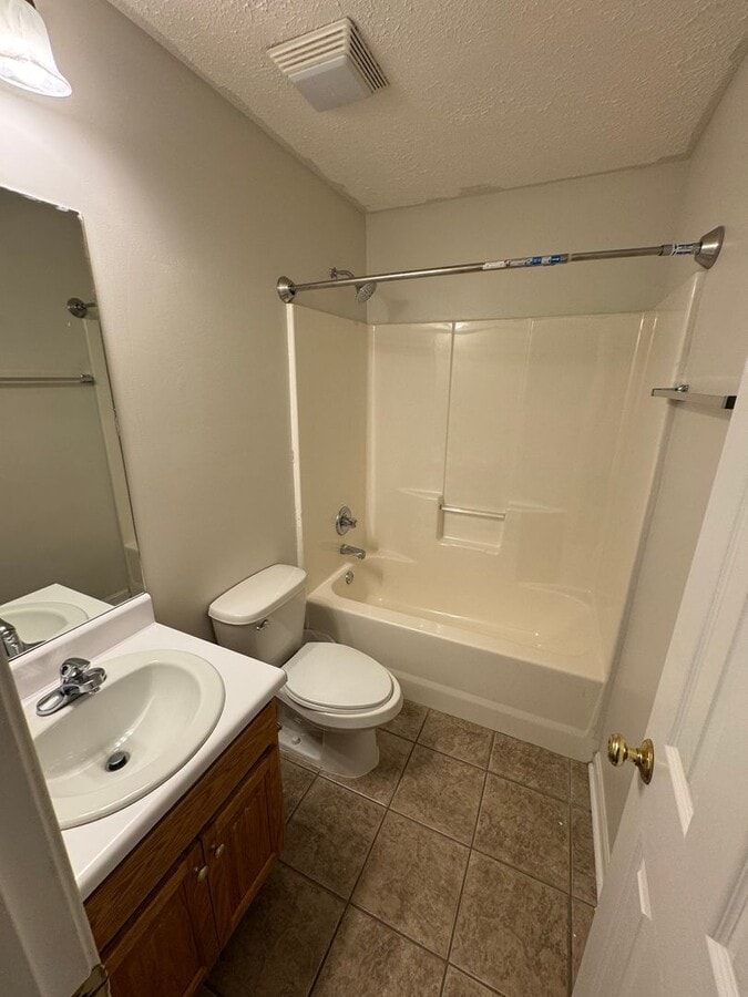 Photo - Meagan 742-744 Unidad Meagan 742