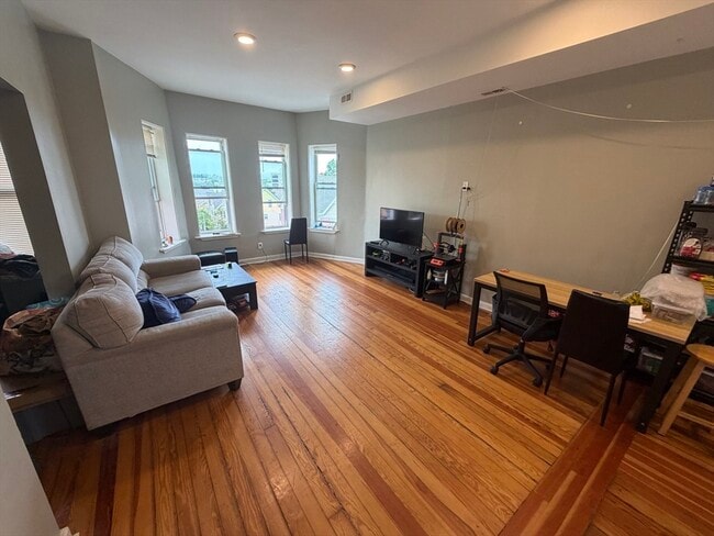 Photo - 301-305-305 Dudley St Unidad 6