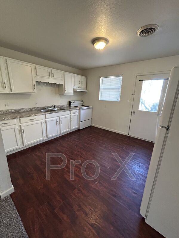 Photo - 1301 E 9th St Unit A