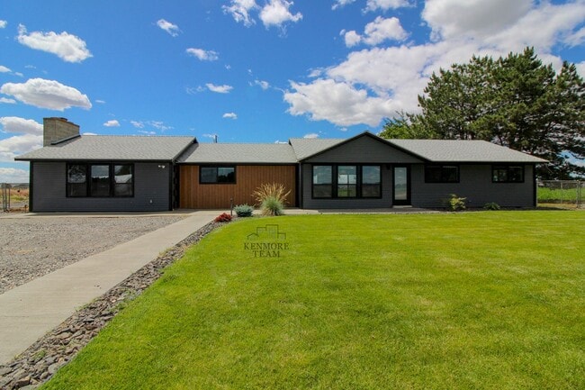 Building Photo - 4 Bed, 3.5 Bath House in Pasco
