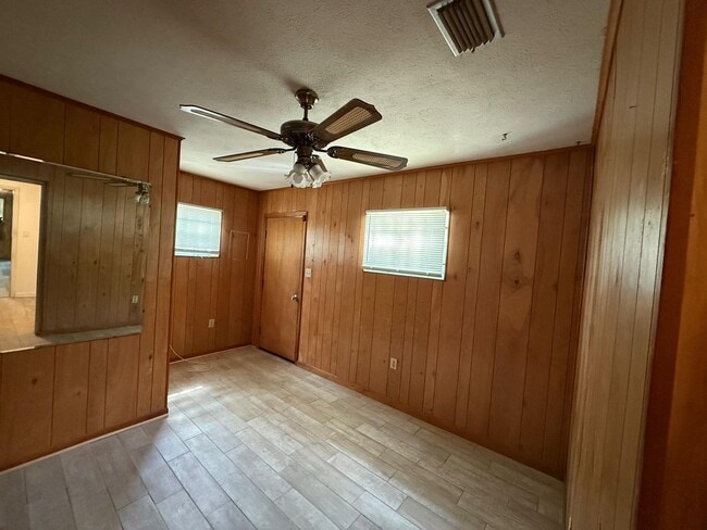 Building Photo - Fully Renovated 3/1 Available for Immediate Rent!