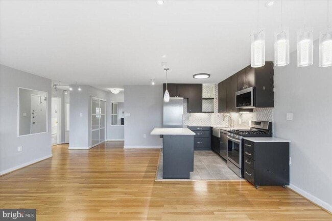 Building Photo - 1300 S Arlington Ridge Rd Unit 618