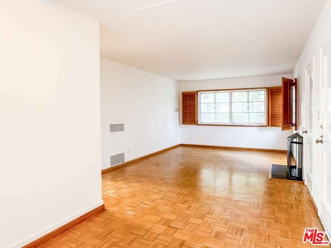 Photo - 5243 Village Green