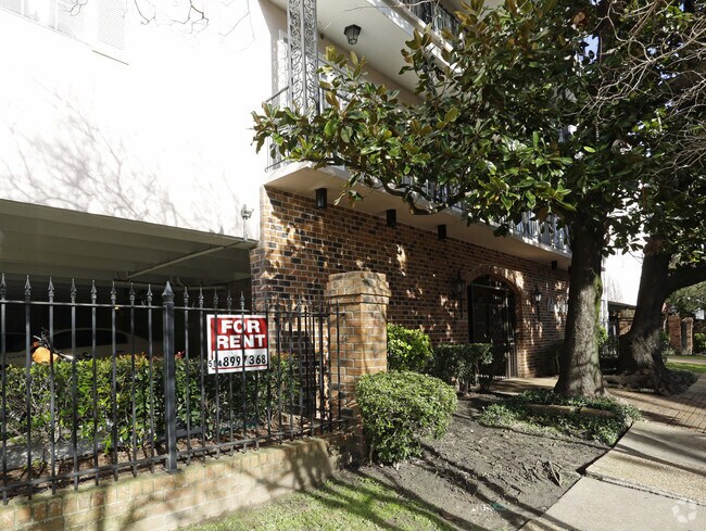 Coliseum Place Apartments