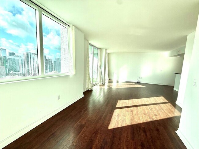 Photo - 253 NE 2nd St Unidad 3309