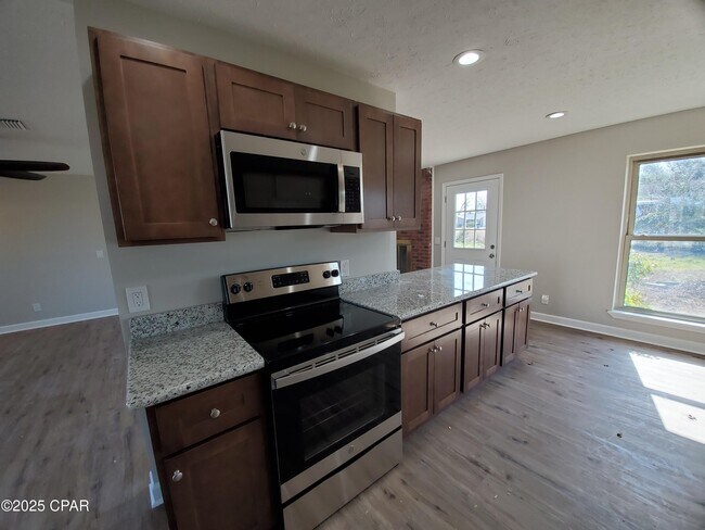 Photo - 211 Sukoshi Dr