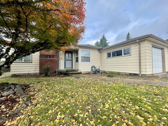 Photo - Charming 2 Bed 1 Ba House in Gladstone - Garage, Washer and Dryer, Landscaping Including!