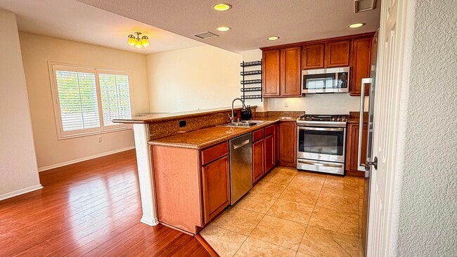 Building Photo - 1605 Emerald St Rental