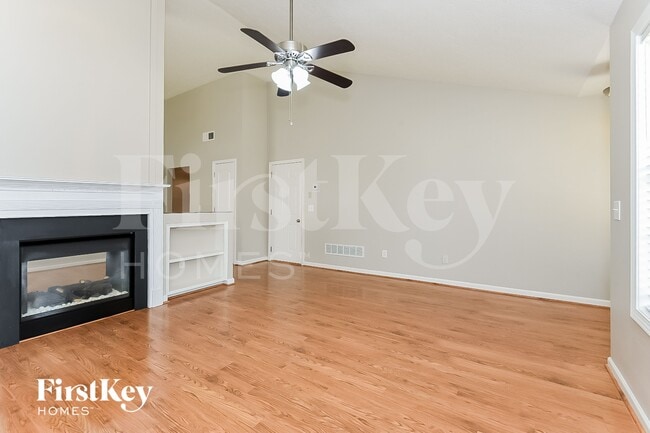 Photo - 307 White Oak Way
