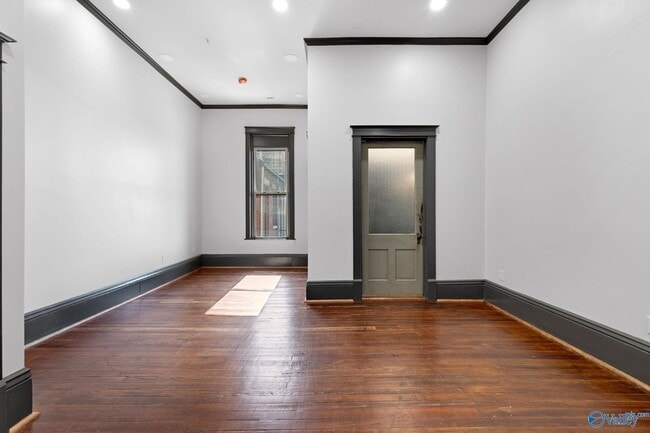 Building Photo - 719 Bank St NE Unit 3