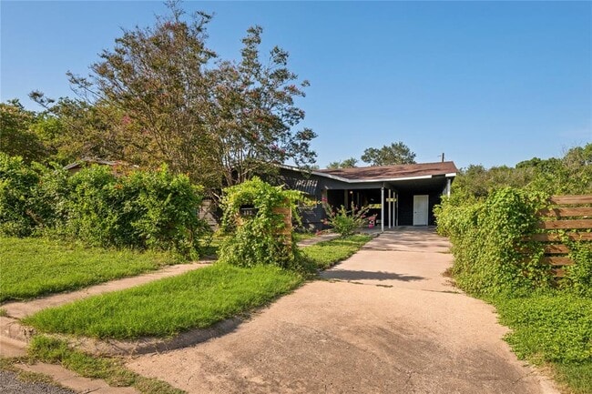 Building Photo - 402 Philco Dr
