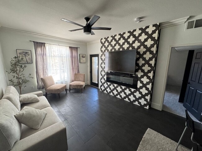Building Photo - Stylish 1BR/1BA Condo with Modern Finishes...