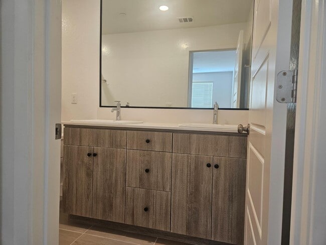 Photo - 572 N Adler Ave