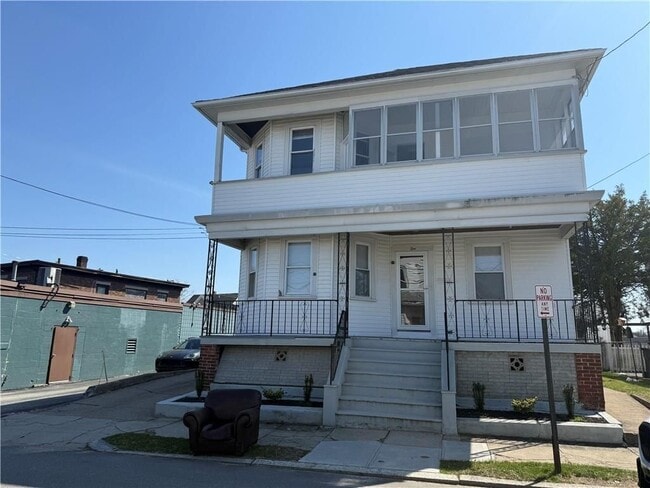 Building Photo - 10 Knight St