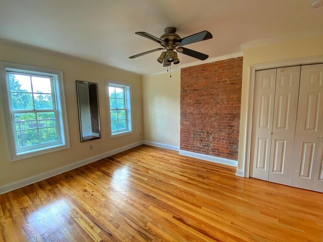 Building Photo - 204 6th St Unit 4L