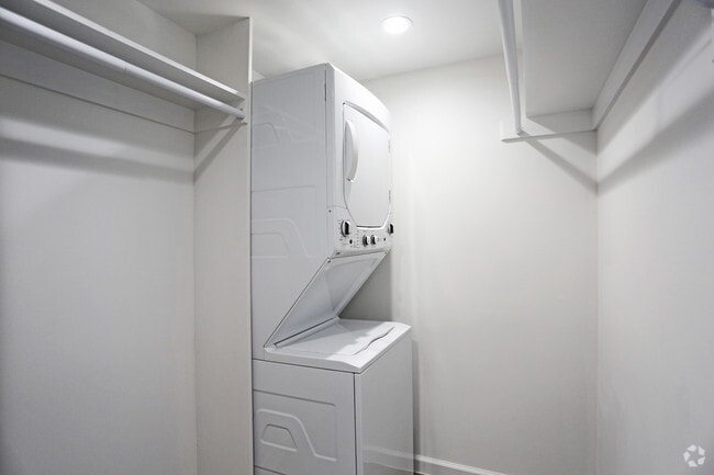 1BR,1BA - 515SF - CLOSET/LAUNDRY - 4919 San Jacinto