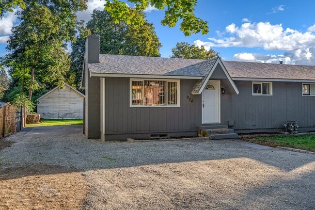 Building Photo - New Remodel 2 bed 1 bath (partial finished...