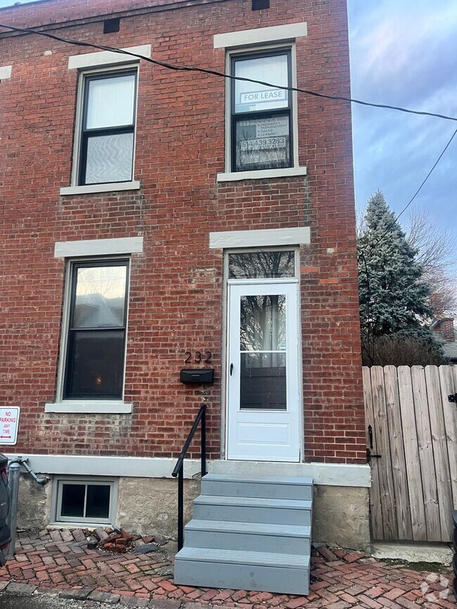 Building Photo - Welcome to your German Village Townhouse.