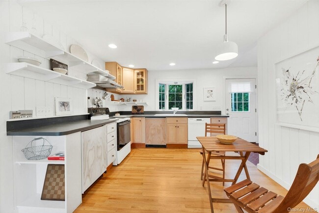 Photo - 702 Linnet St